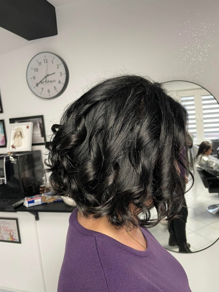 Czarne podkręcone włosy, stylizacja