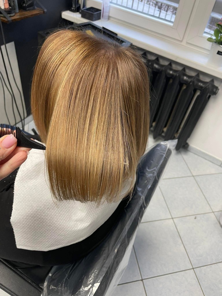 Miodowy blond, strzyżenie typu Bob