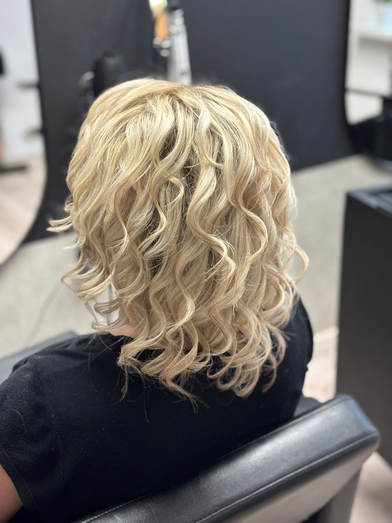 Jasny blond, dynamiczne fale