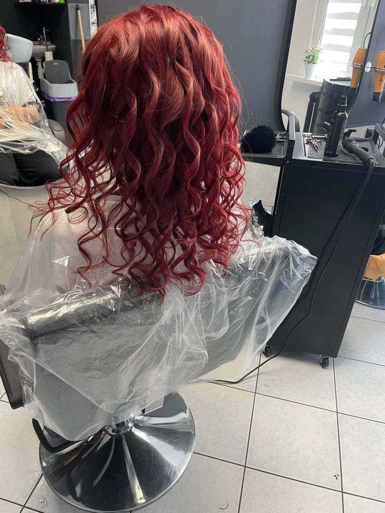 Intensywna czerwień / bordowe loki